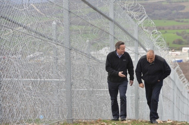 Дэвид Кэмерон (слева) вместе с болгарским премьер-министр Бойко Борисовым во время своего визита 4 декабря 2015 года осматривает защитное ограждение в районе болгаро-турецкой границы.