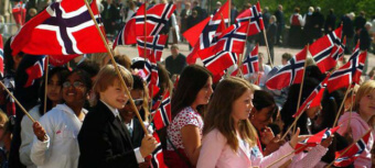 Школьники с норвежскими флагами